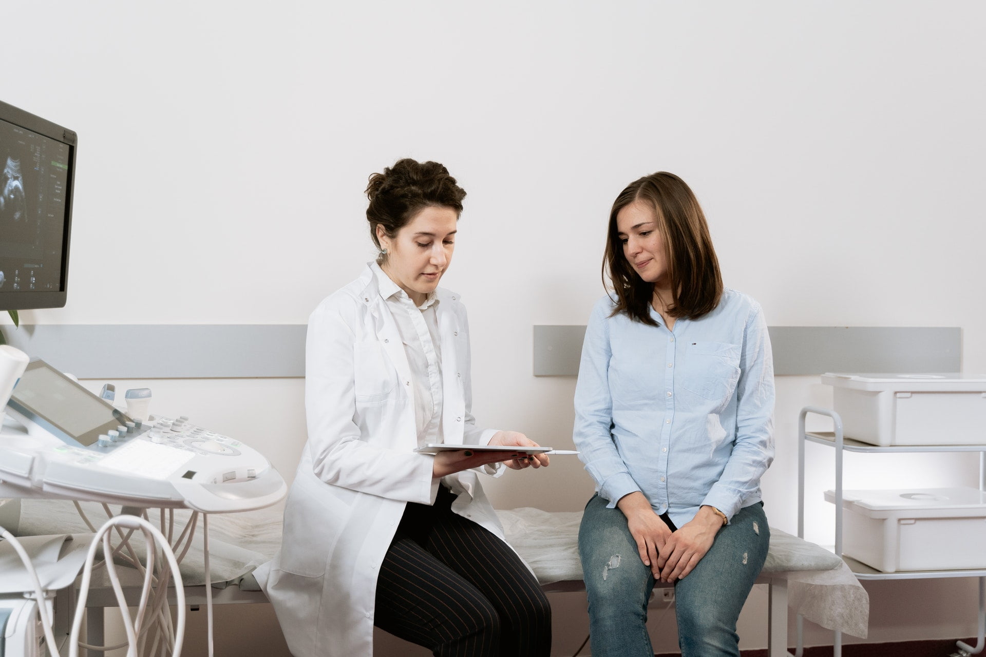 Medical worker speaking with a patient about a Urinary Tract Infection (UTI)