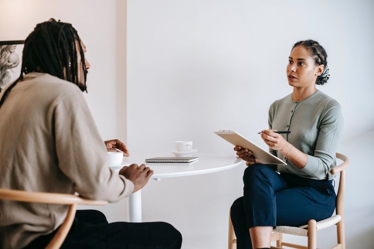 Addiction support worker and patient discussing drug and alcohol rehab in Cambridgeshire